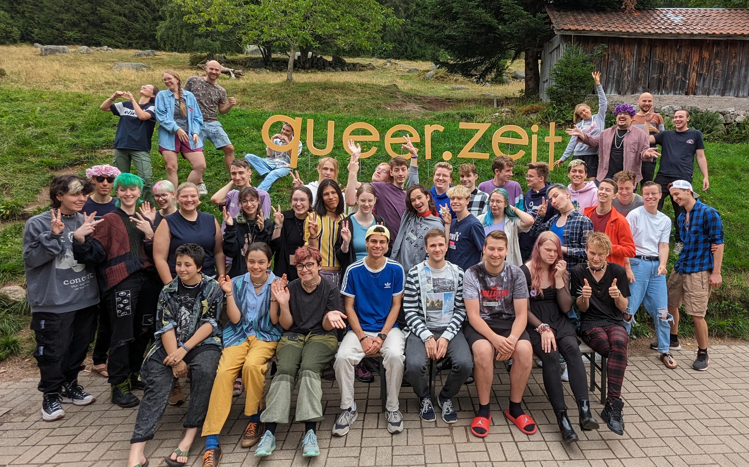 Gruppenfoto der Teilnehmenden der queer.zeit 2023